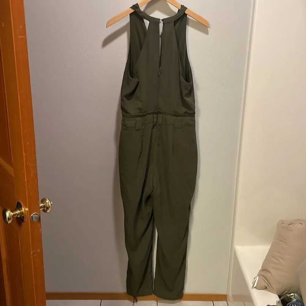 Lulus Woman’s army green jumpsuit. It’s missing the belt - Picture 9 of 12